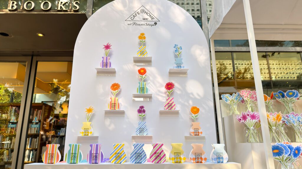 COFFEE STYLE UCC_CAFE@HOME at Flower Shopの店頭に飾られたCAFE@HOMEとペーパーフラワー