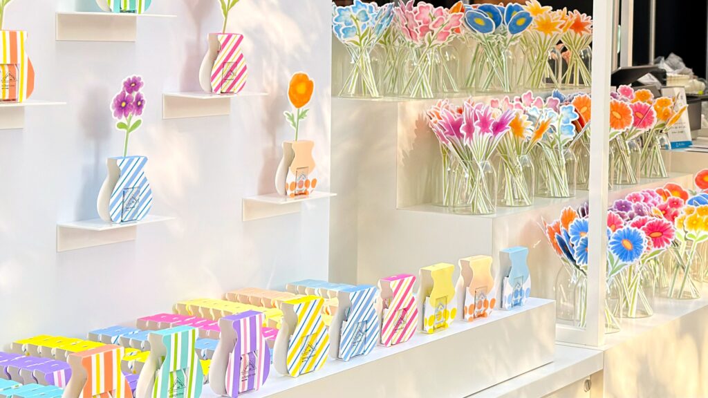 COFFEE STYLE UCC_CAFE@HOMEのコーヒーやペーパーフラワーが店頭に並んでいる様子