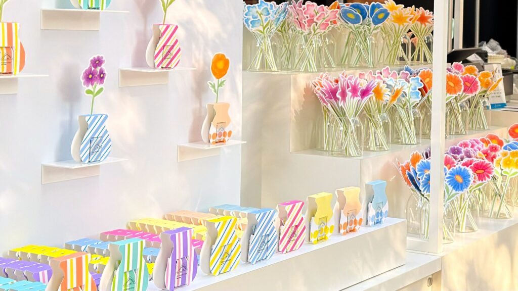 COFFEE STYLE UCC_CAFE＠HOMEのコーヒーやペーパーフラワーが店頭に並んでいる様子