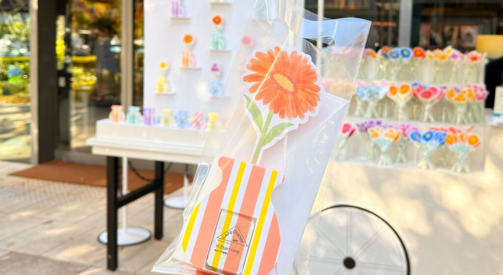 COFFEE STYLE UCC_袋にはいったCAFE@HOMEとペーパーフラワー