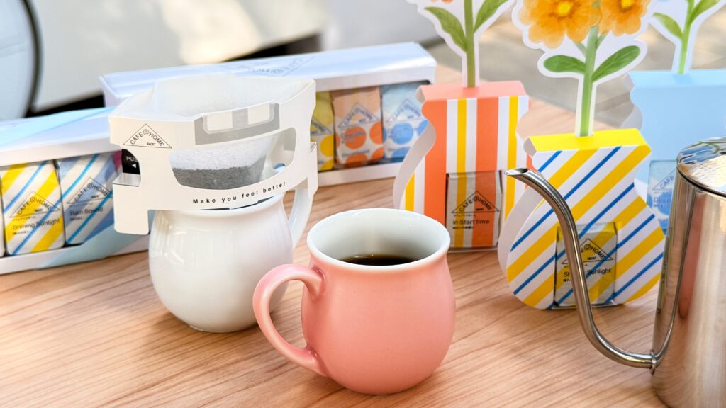 COFFEE STYLE UCC_CAFE@HOMEのコーヒーやペーパーフラワーが並んでいる様子