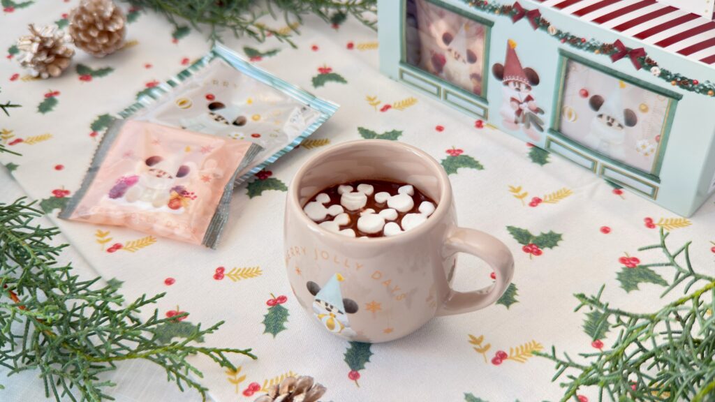東京ディズニーリゾート_ディズニー・クリスマス2025マグカップにはいった「ココア マシュマロ付き」