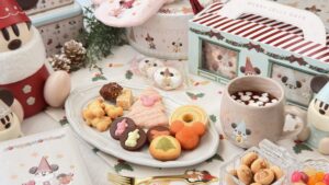 東京ディズニーリゾート_ディズニー・クリスマス2025のお菓子やパッケージが並んでいる様子