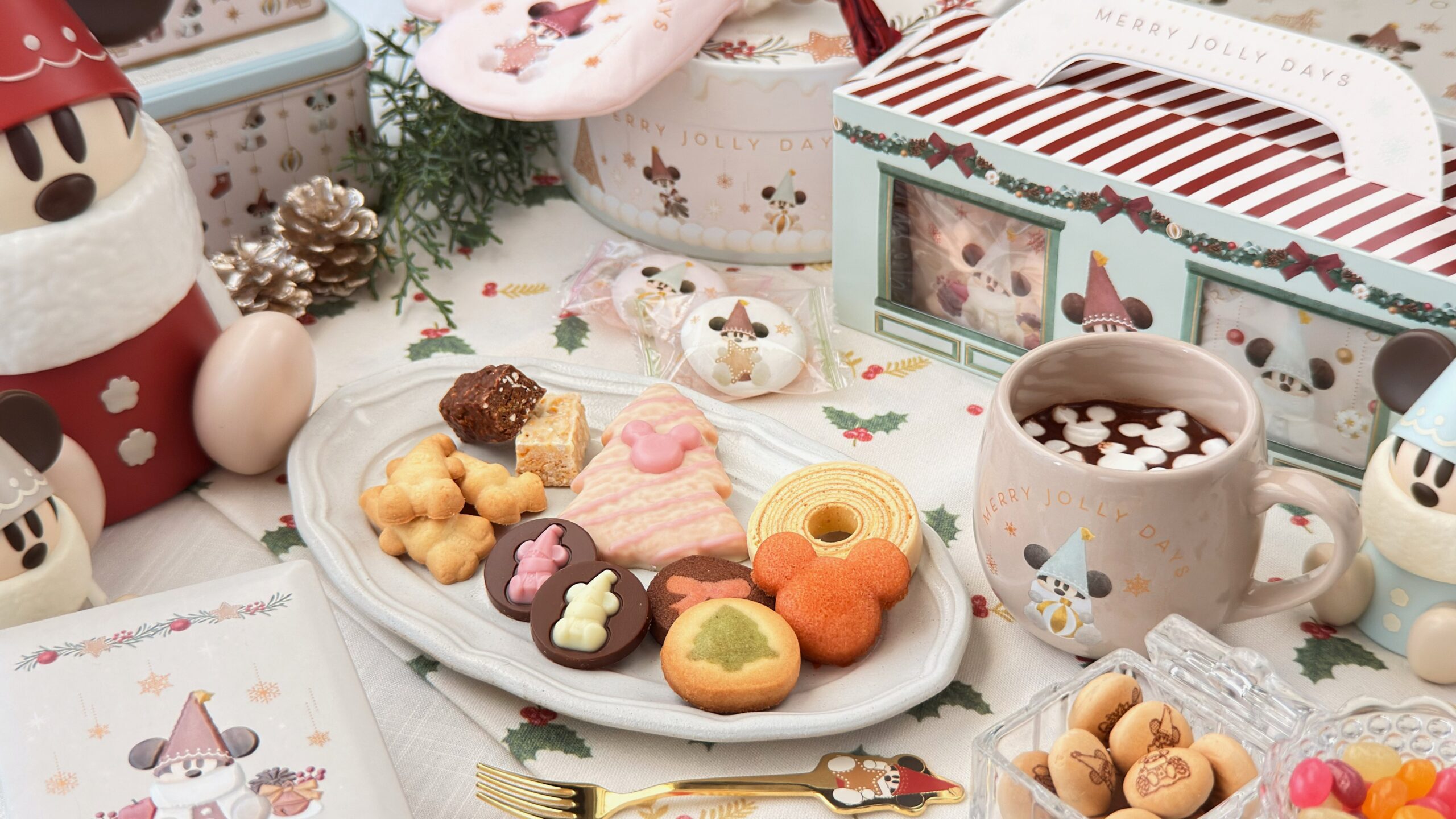 東京ディズニーリゾート_ディズニー・クリスマス2025のお菓子やパッケージが並んでいる様子