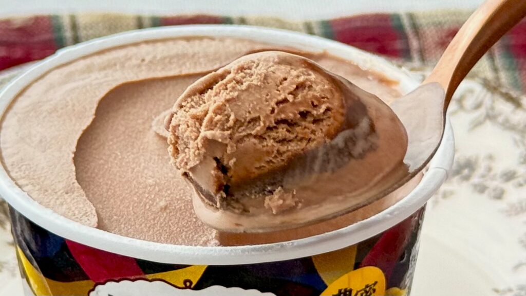 ハーゲンダッツ_「ガナッシュショコラ」をスプーンですくっている様子