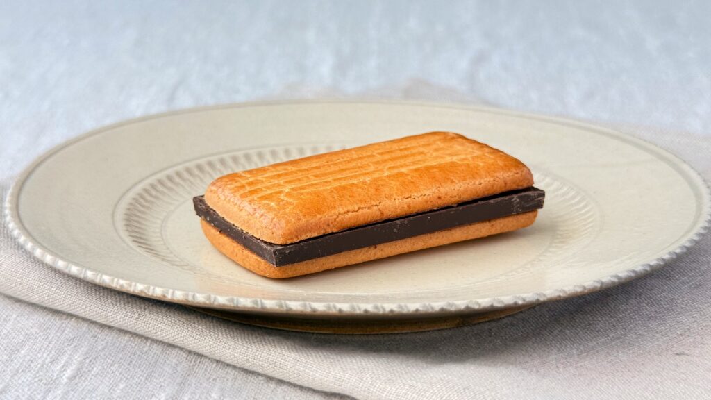無印良品_「ビターチョコサンドクッキー」の皿のせ