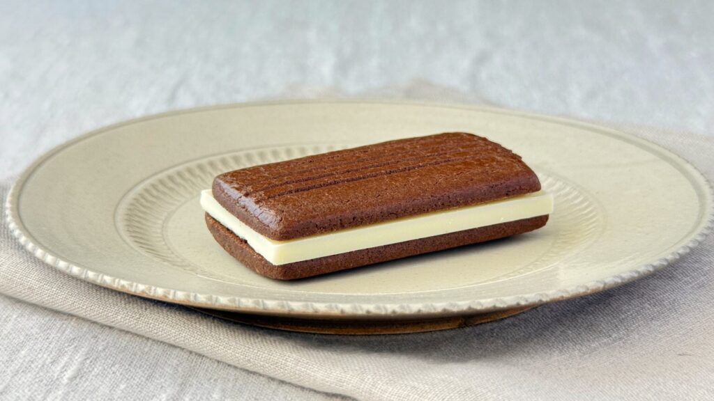 無印良品_「ホワイトチョコサンドクッキー」の皿のせ