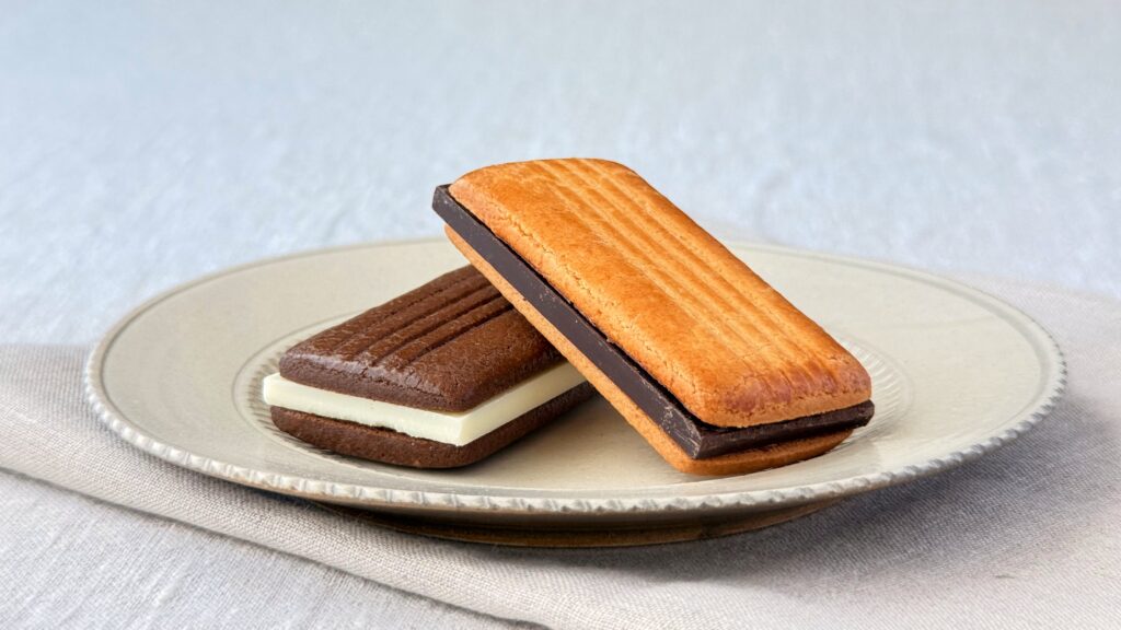 無印良品_「ビターチョコサンドクッキー」や「ホワイトチョコサンドクッキー」が皿にのっている様子