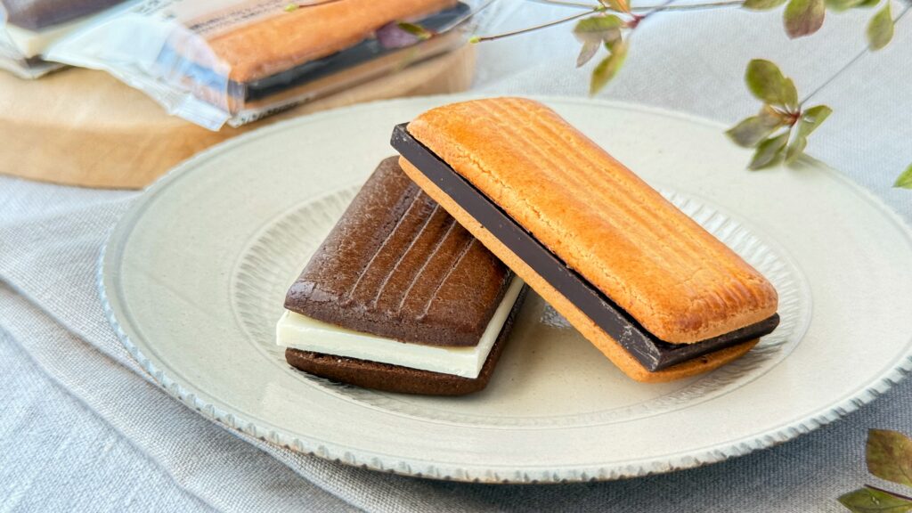 無印良品_「ビターチョコサンドクッキー」や「ホワイトチョコサンドクッキー」の皿盛り