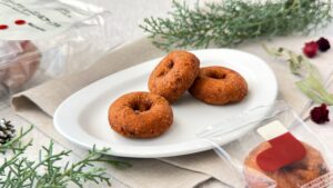 無印良品_「クリスマスドーナツ レーズン＆アップル」のパッケージと皿盛り