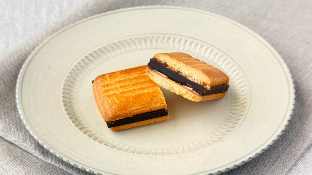 無印良品_「ビターチョコサンドクッキー」の断面