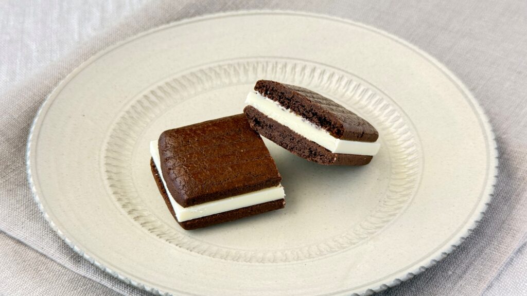 無印良品_「ホワイトチョコサンドクッキー」の断面