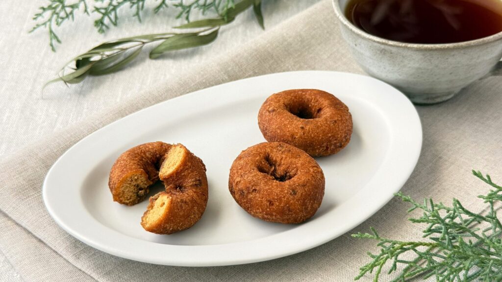 無印良品_「クリスマスドーナツ レーズン&アップル」の皿のせと紅茶