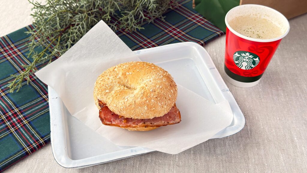 スターバックス_オーツミルクに変更した「トリュフ スープチーノ」と「ベーコンエッグチーズ ベーグルサンド」