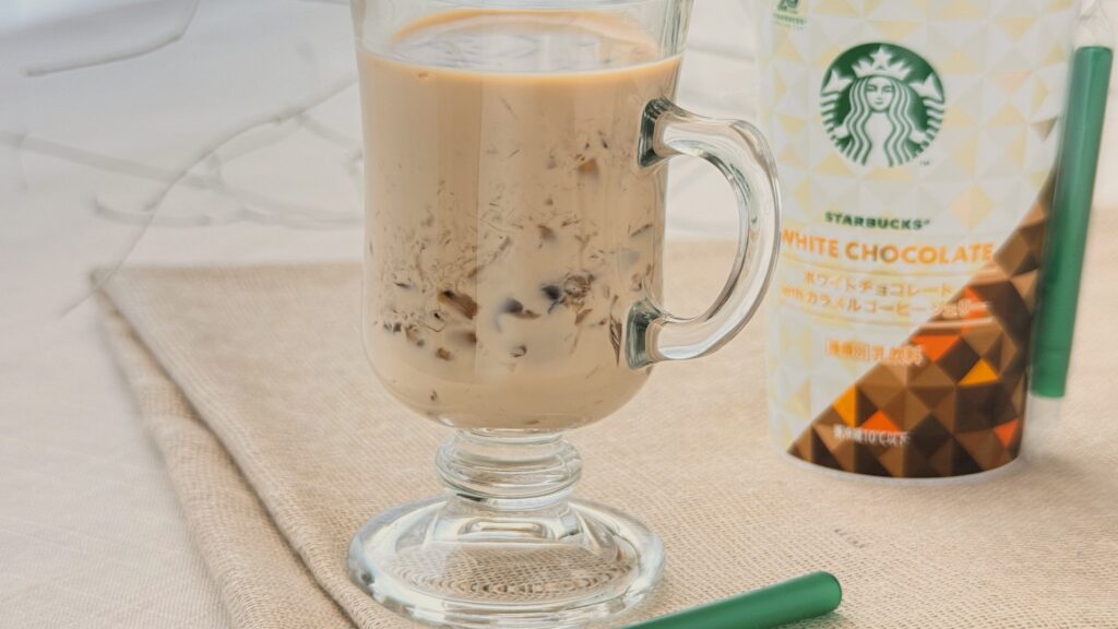スターバックス® チルドカップ_グラスに注いだ「ホワイトチョコレート with カラメルコーヒージェリー」とストローが添えられている様子