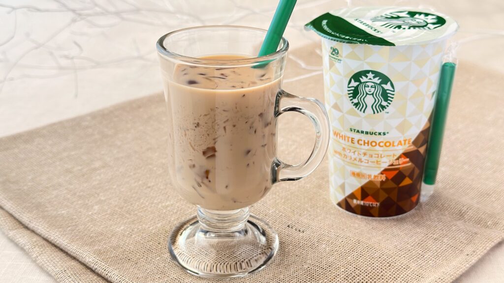 スターバックス® チルドカップ_グラスに注いだ「ホワイトチョコレート with カラメルコーヒージェリー」