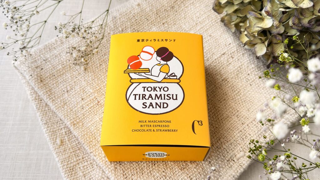 シーキューブ_花に囲まれた「東京ティラミス」のパッケージ