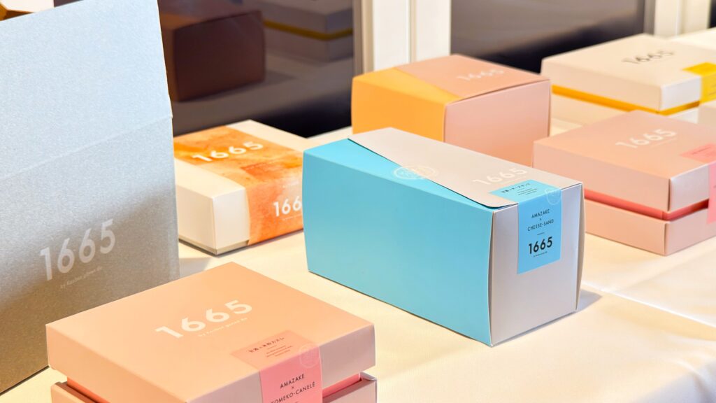 1665_「発酵スイーツ味噌チーズケーキ」や「甘酒米粉入カヌレ」などのパッケージが並んでいる様子