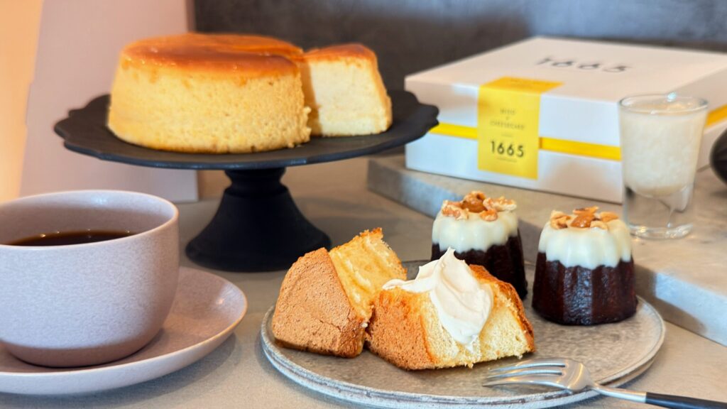 1665_試食会で置かれていた「味噌チーズケーキ」や「甘酒チーズサンド」などの皿盛り