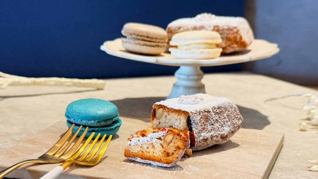 1665_冬限定「シュトーレンとマカロン詰合せ冬仕立て」のお菓子の皿盛り