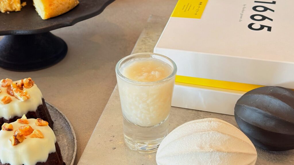 1665_グラスに入った「寛文五年堂」の甘酒が置かれている様子