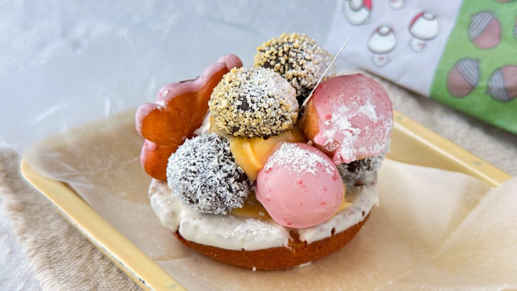 ミスタードーナツ_皿にのせた「タマゲた！ メタモンのドーナツツリー」の裏側