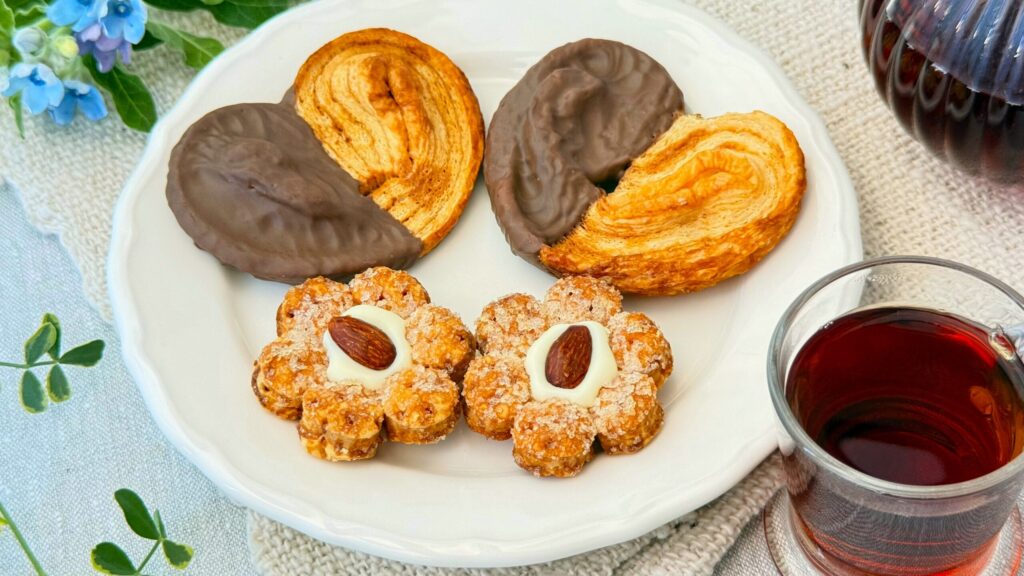 薫るバターサブリナ_「パルミエ」や「サブリナ」の皿盛りとグラスに注いだ紅茶