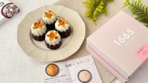 1665_「甘酒米粉入カヌレ」の皿盛りとパッケージ