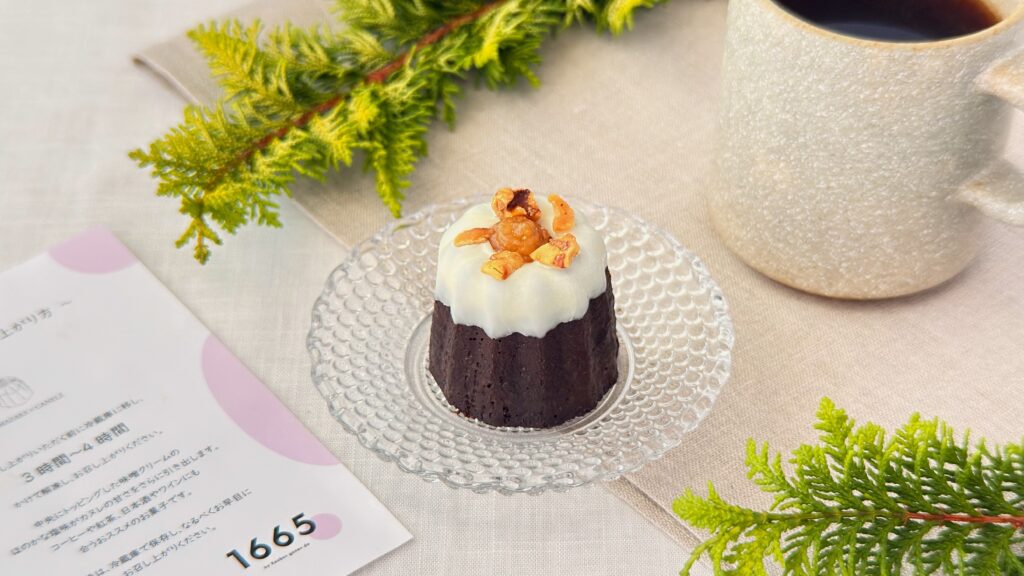 1665_ガラス皿にのった「甘酒米粉入カヌレ」とコーヒー