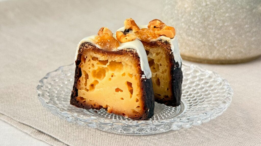 1665_「AMAZAKE×KOMEKOKANELE 甘酒米粉入カヌレ」の断面