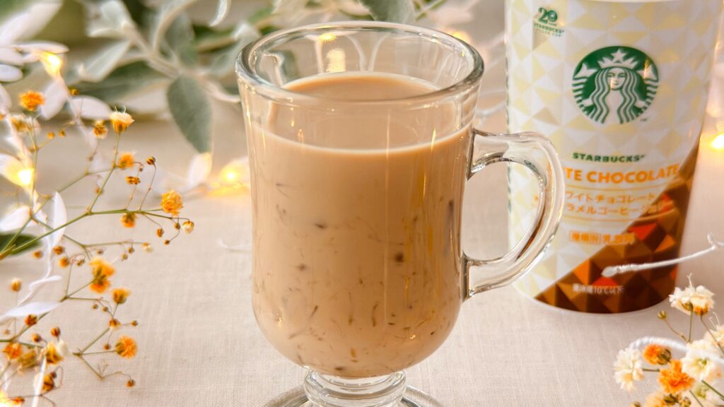 スターバックス® チルドカップ_グラスにはいった「ホワイトチョコレート with カラメルコーヒージェリー」とパッケージが並んでいる様子