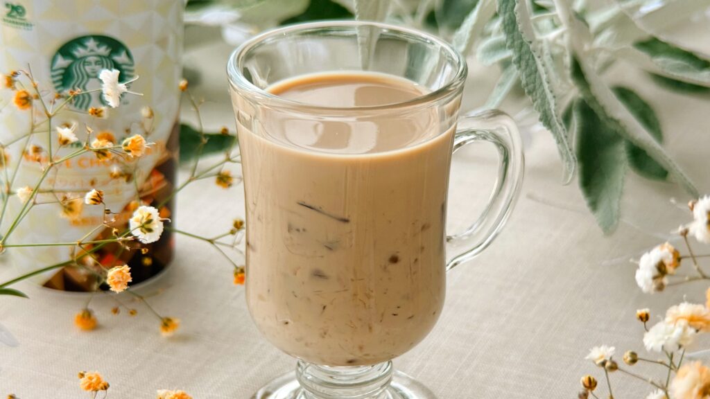 スターバックス® チルドカップ_花に囲まれた「ホワイトチョコレート with カラメルコーヒージェリー」とパッケージ