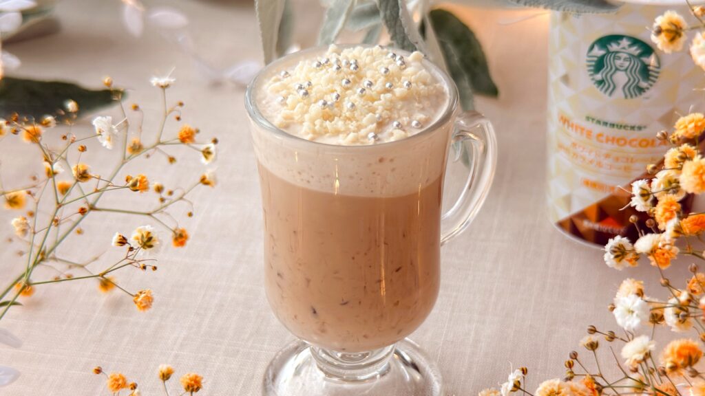 スターバックス® チルドカップ_ホイップクリームをのせた「ホワイトチョコレート with カラメルコーヒージェリー」