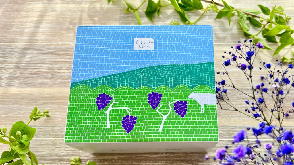 薫るバターサブリナ_「ティックル」のパッケージとお花