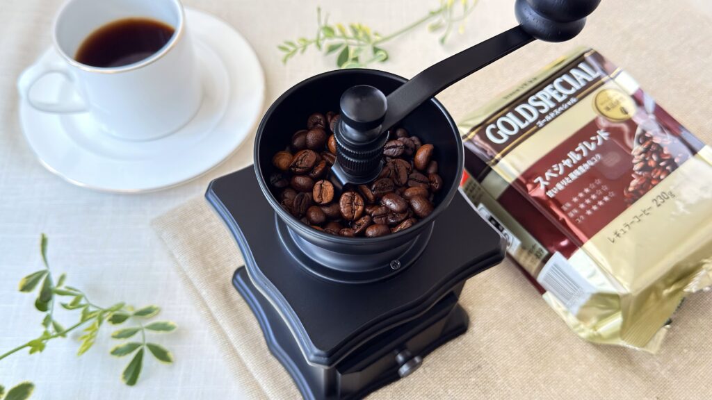 UCC_「ゴールドスペシャル」のコーヒー豆を挽いている様子1