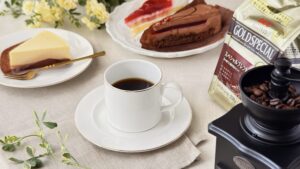 UCC_淹れたてのコーヒーやケーキが並んでいる様子