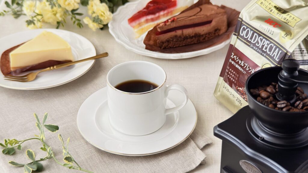 UCC_淹れたてのコーヒーやケーキが並んでいる様子