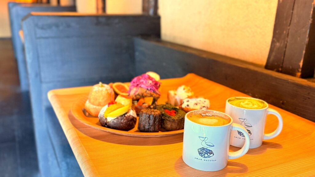 アマムダコタン京都_カフェラテと抹茶ラテが並んでいる様子1