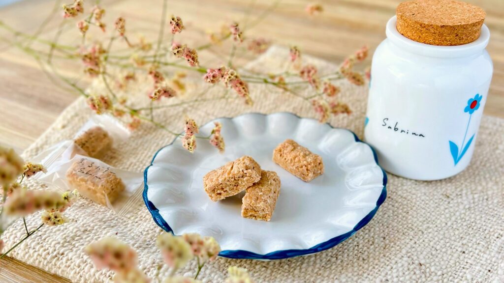 サブリナ_「バターチョコクランチ」の皿盛りと瓶