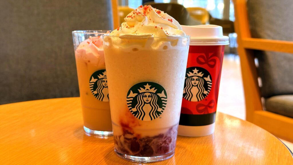 スターバックス_「ストロベリー & ジョイフルメドレー ティー フラペチーノ®」やアイスとホットの「ストロベリー ムース & ジョイフルメドレー ティー ラテ」が並んでいる様子