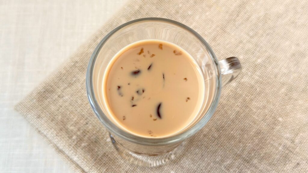 スターバックス®-チルドカップ_ジェリーが浮かんだ「ホワイトチョコレート-with-カラメルコーヒージェリー」の中身