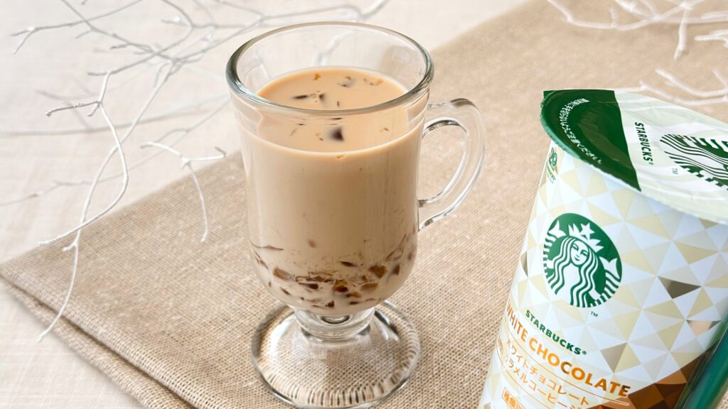 スターバックス® チルドカップ_グラスに注いだ「ホワイトチョコレート with カラメルコーヒージェリー」とパッケージが並んでいる様子
