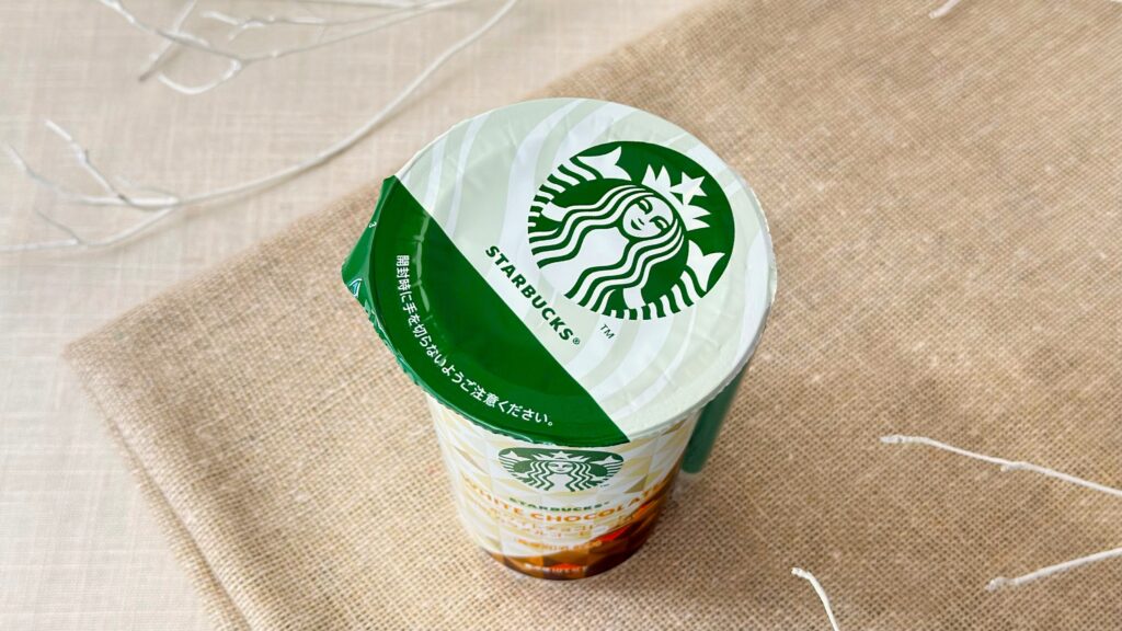 スターバックス® チルドカップ_スターバックスのマークが描かれた「ホワイトチョコレート with カラメルコーヒージェリー」