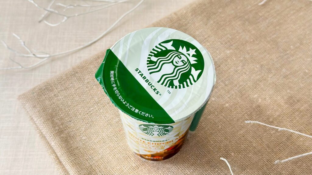 スターバックス® チルドカップ_スターバックスのマークが描かれた「ホワイトチョコレート with カラメルコーヒージェリー」