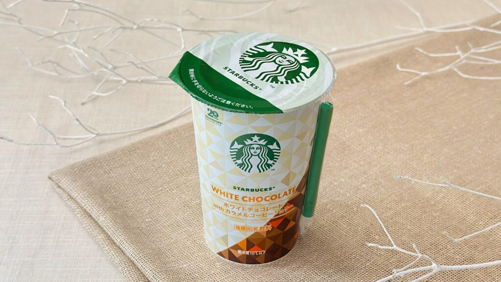 スターバックス® チルドカップ_ストローがついた「ホワイトチョコレート with カラメルコーヒージェリー」のパッケージ