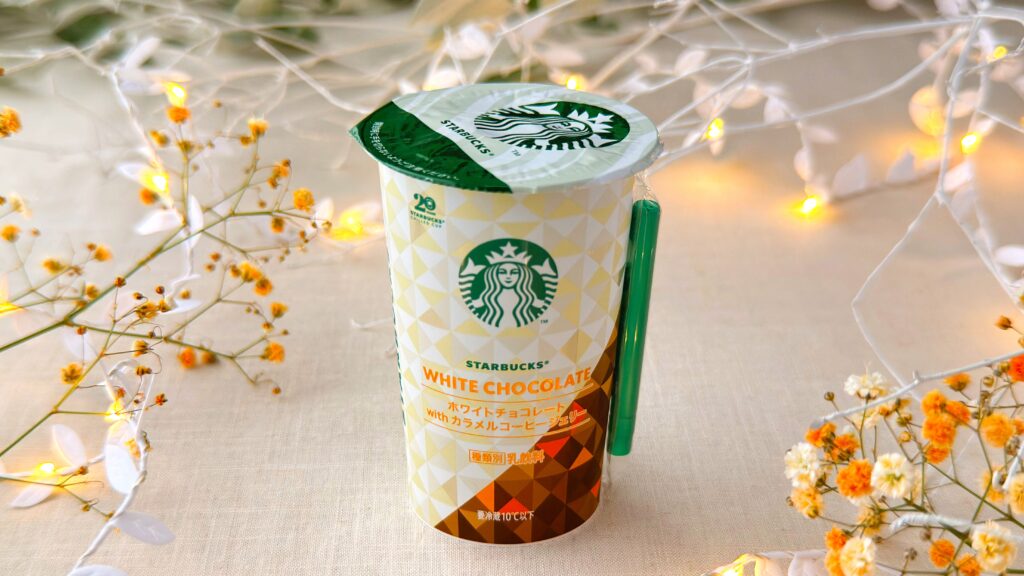 スターバックス® チルドカップ_花に囲まれた「ホワイトチョコレート with カラメルコーヒージェリー」