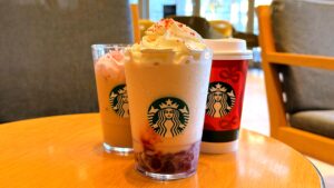 スターバックス_「ストロベリー & ジョイフルメドレー ティー フラペチーノ®」やアイスとホットの「ストロベリー ムース & ジョイフルメドレー ティー ラテ」が並んでいる様子
