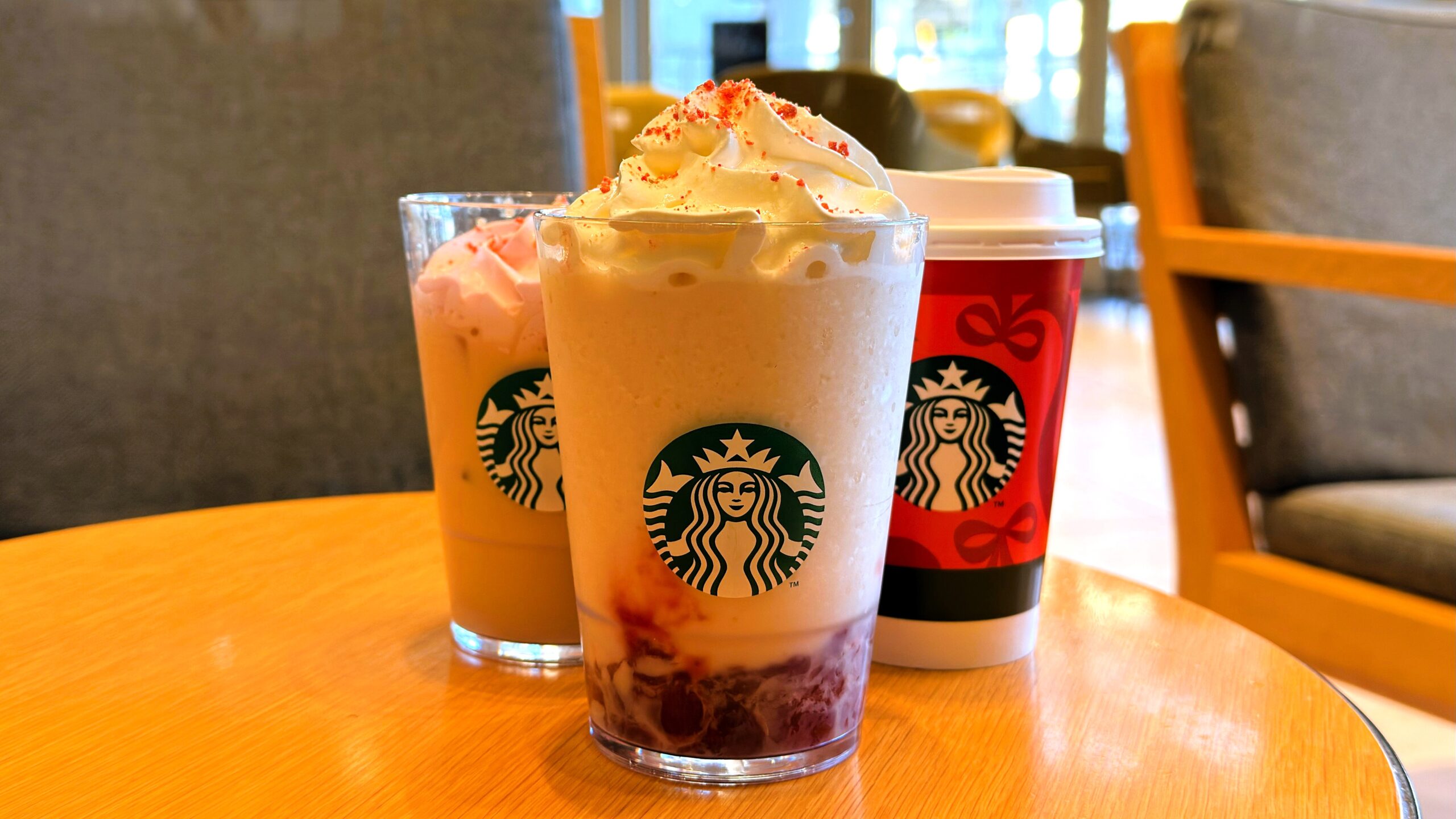 スターバックス_「ストロベリー & ジョイフルメドレー ティー フラペチーノ®」やアイスとホットの「ストロベリー ムース & ジョイフルメドレー ティー ラテ」が並んでいる様子