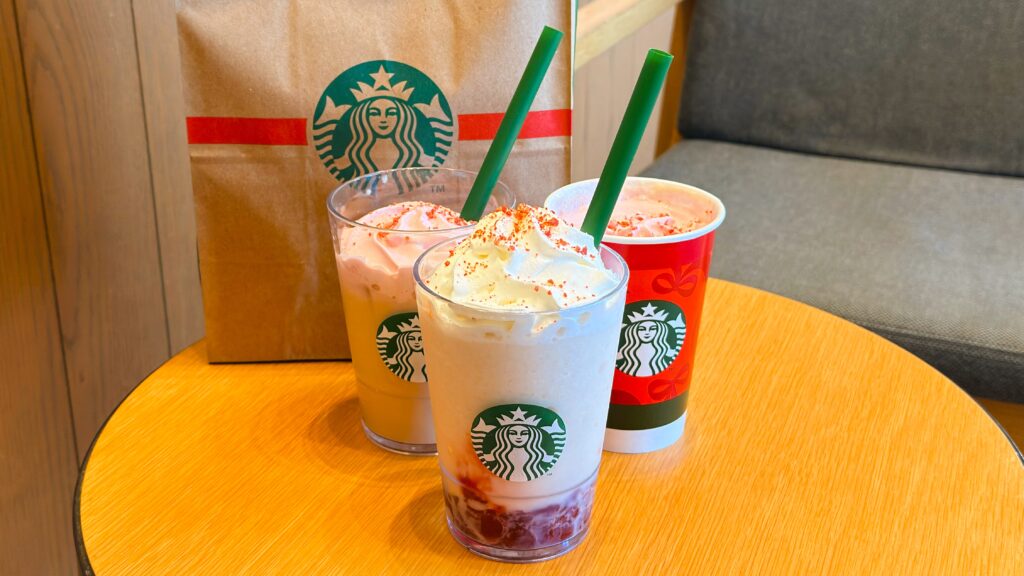 スターバックス_期間限定ショッパーやフラペチーノがテーブルに並んでいる様子