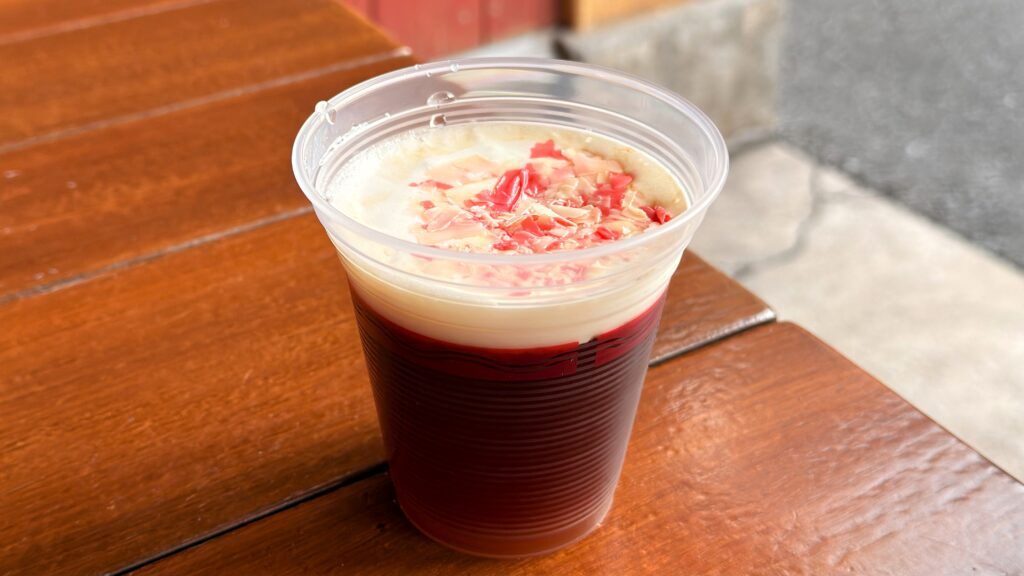 ディズニーリゾート_カップに入った期間限定ドリンク「ホットカクテル（コーヒー、カカオリキュール、パッションフルーツ、オレンジ）」